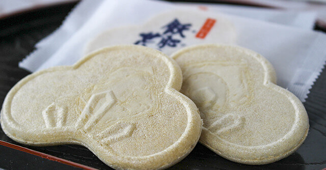 An Obi specialty baked rice crackers